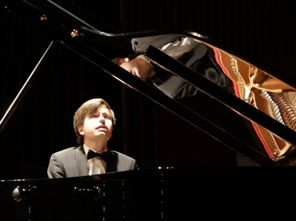CONCENTRADO. El joven pianista ruso Alexey Sychev, durante su interpretación en el piano del CCK. 