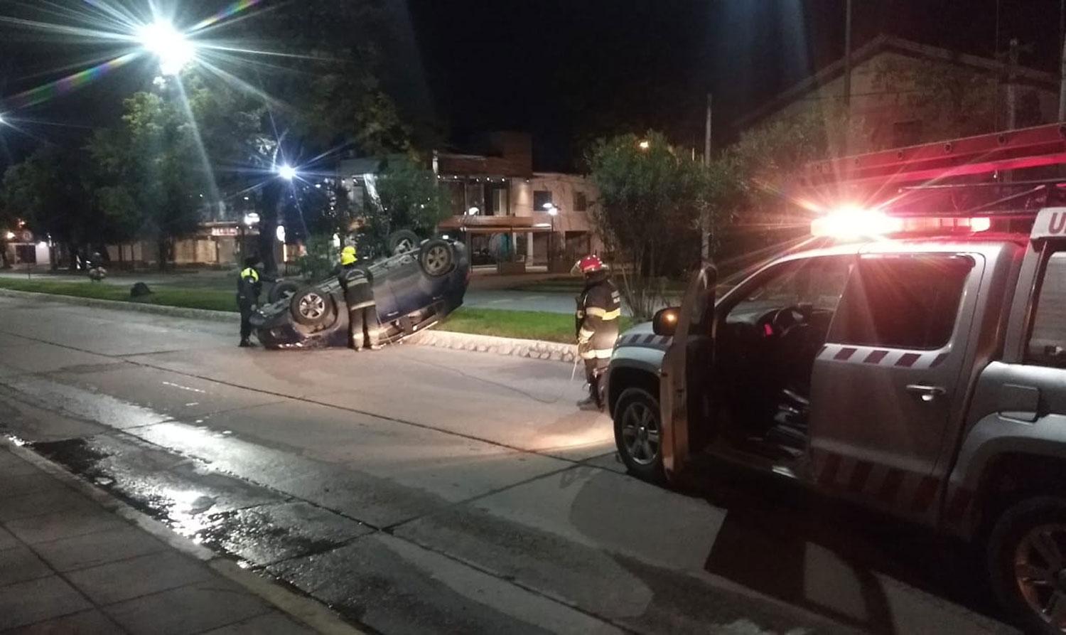 Un automovilista volcó sobre la platabanda de avenida Aconquija al 600
