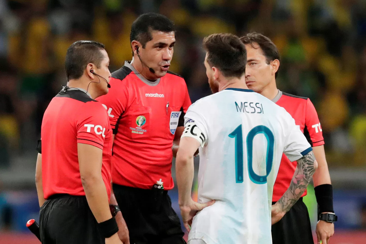 INDIGNADO. Messi no se aguantó el pésimo arbitraje el ecuatoriano Zambrano (centro). REUTERS