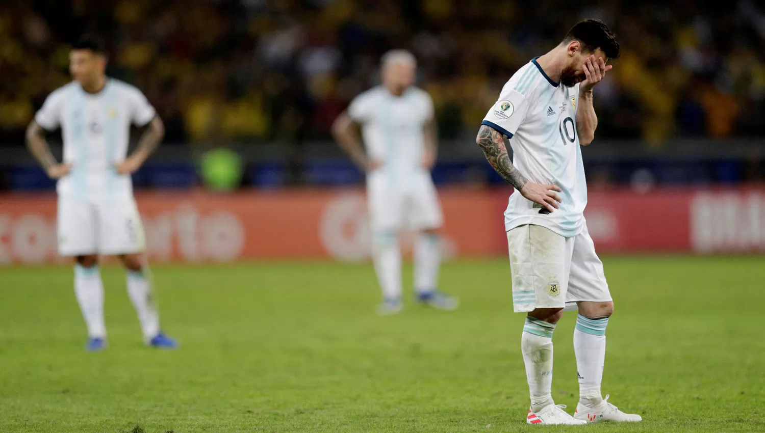 DESCONSOLADOS. Los jugadores argentinos se fueron masticando bronca desde Belo Horizonte.