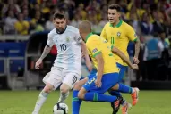 La gloria lo gambetea a Messi