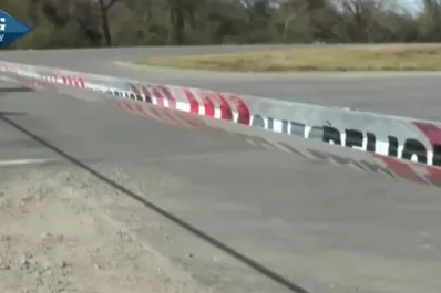 Video: hace carteles para señalizar la ruta en la que murió su hijo
