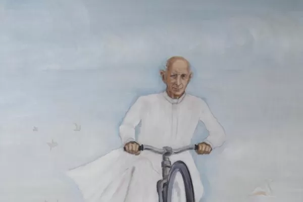 El padre Martín Martín ya está inflando la bici para subir al cielo