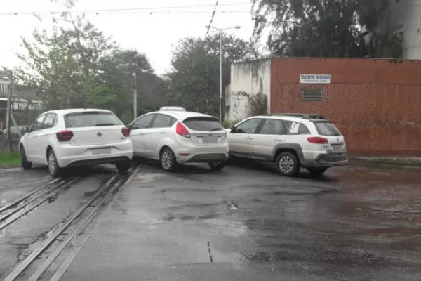 Libre estacionamiento sobre las vías del tren