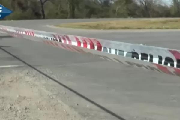 Video: hace carteles para señalizar la ruta en la que murió su hijo