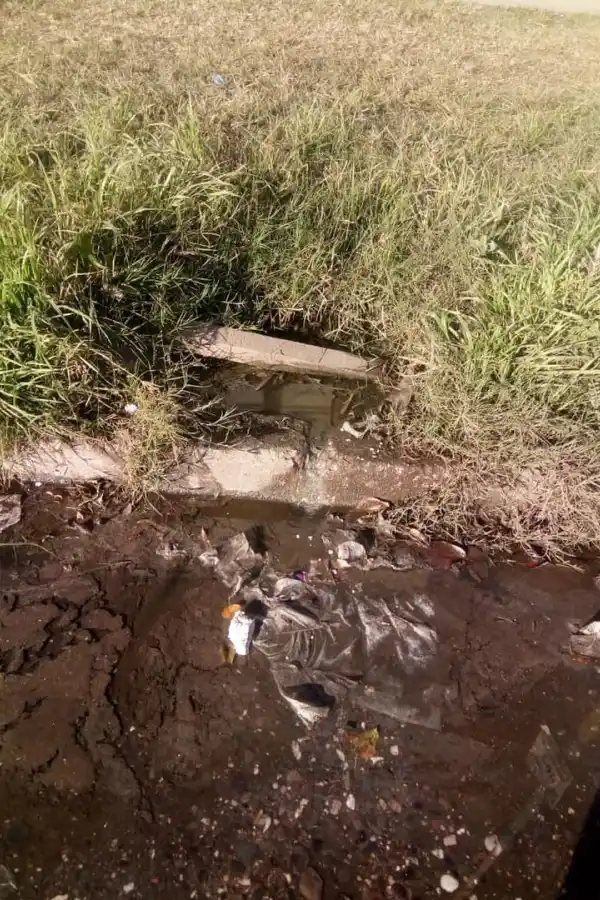 Libre estacionamiento sobre las vías del tren