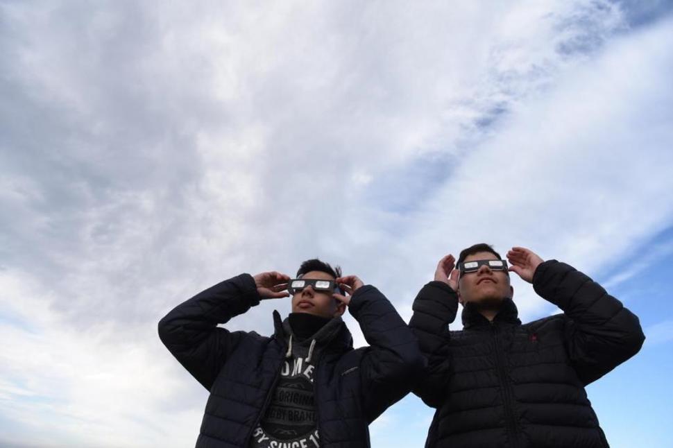 FILTROS. Juan Pablo y Simón, con sus gafas certificadas para eclipse.