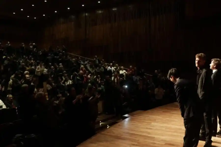 ÚLTIMO ACTO FORMAL. Los tres finalistas saludan al público en el CCK. 