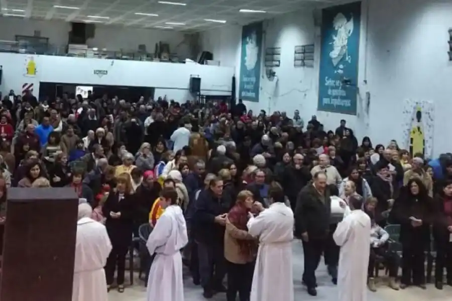 MISA EN MONTSERRAT. Una multitud participó de la misa del 25/6. 