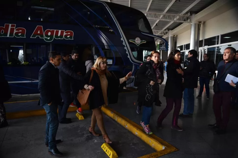 MOMENTOS DE PROFUNDA TENSIÓN. Los familiares de las víctimas del accidente arriban a la terminal de Concepción para saber de sus seres queridos. la gaceta / foto de osvaldo ripoll