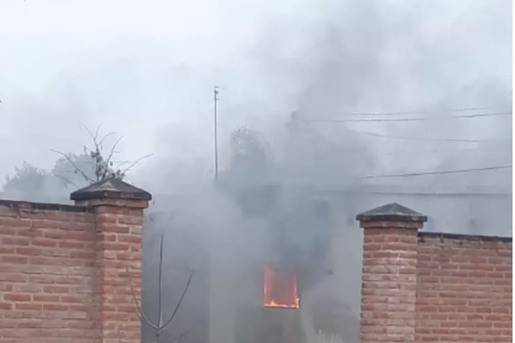 Por un cortocircuito se incendió una casa en Tafí Viejo