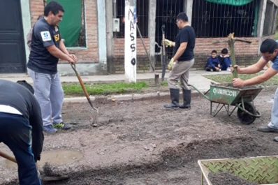 Vecinos del barrio SEOC III arreglaron las calles para que el colectivo vuelva a circular