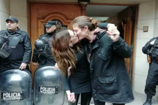 Nuestros besos no son delito: en Tucumán marcharán en contra del lesbo-odio