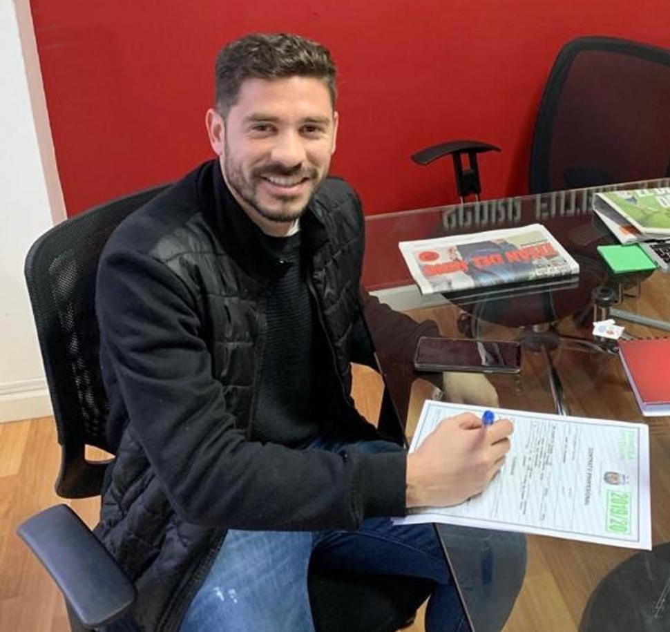 MOMENTO DE FIRMAR. Fernández rubrica su contrato con Atlético. la gaceta / foto de DIEGO ARAOZ