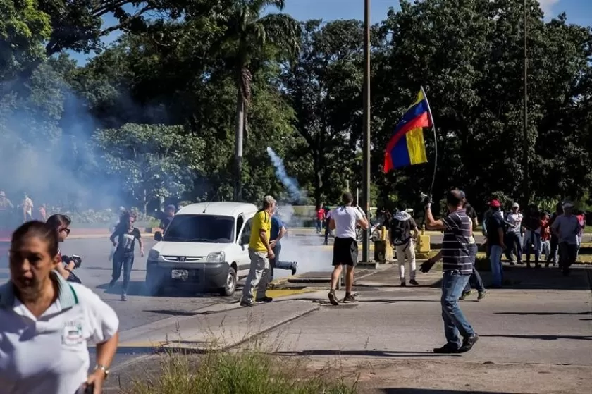 Ciudadanos venezolanos son dispersados por las fuerzas de seguridad. Foto: EFE