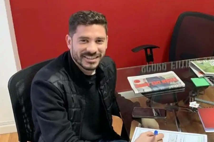 MOMENTO DE FIRMAR. Fernández rubrica su contrato con Atlético. la gaceta / foto de DIEGO ARAOZ