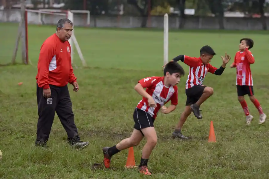 Walter Saracho enseña a jugar a los pibes de San Martín