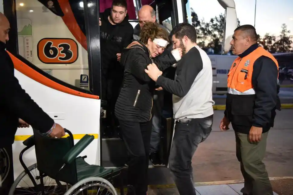 HERIDAS. Una de las lesionadas recibe ayuda antes de embarcar a Mendoza. LA GACETA / FOTO DE INÉS QUINTEROS ORIO 