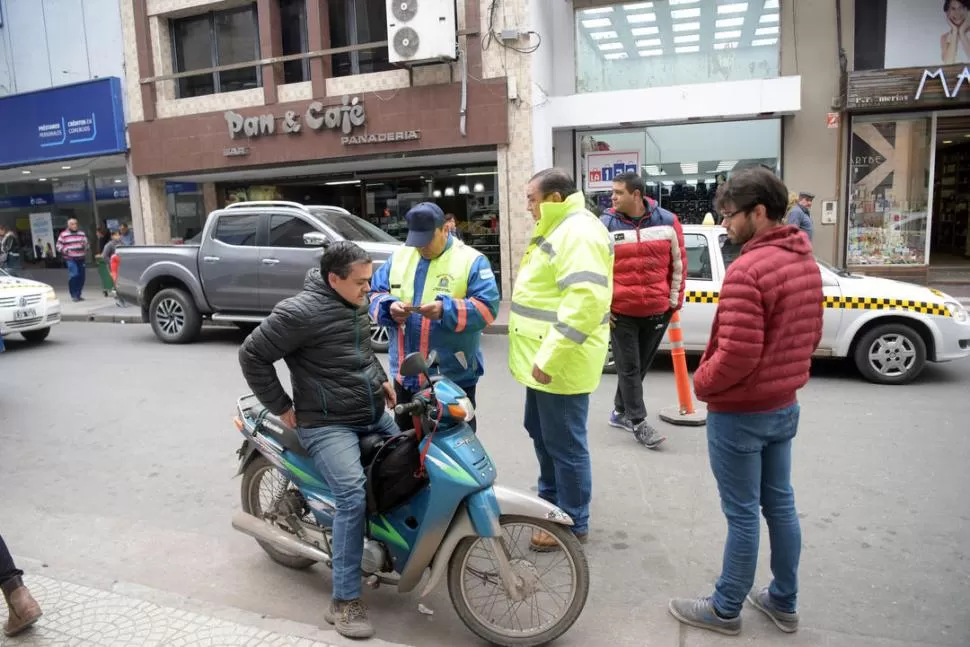 SIN CASCO. Un agente de tránsito y el subsecretario Romero detienen a un motociclista en el control de ayer. la gaceta / foto de franco vera