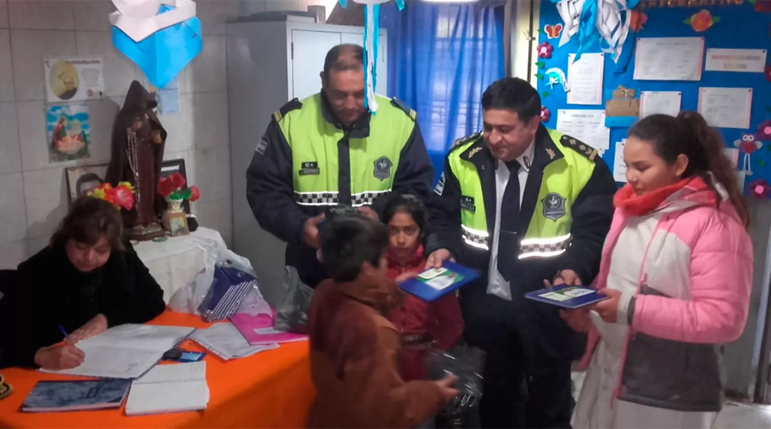 Policías solidarios donaron ropa y útiles a una escuela de La Rinconada