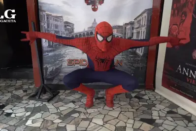 Video: el Hombre Araña de la peatonal fue a ver el estreno de “su” película