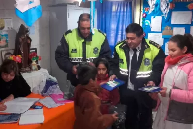 Policías solidarios donaron ropa y útiles a una escuela de La Rinconada