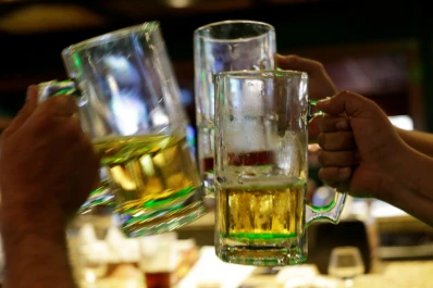 Alertan a los tucumanos por tres cervezas que no son aptas para el consumo