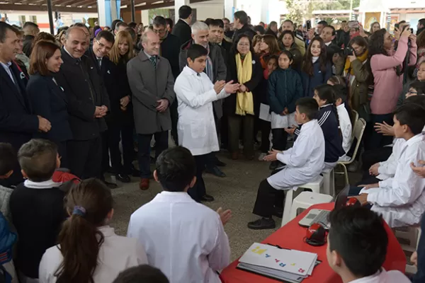 Por la crisis, mantendrán las escuelas abiertas durante las vacaciones para asistir a 40.000 niños