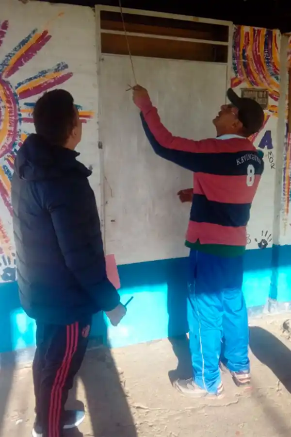 Policías solidarios donaron ropa y útiles a una escuela de La Rinconada