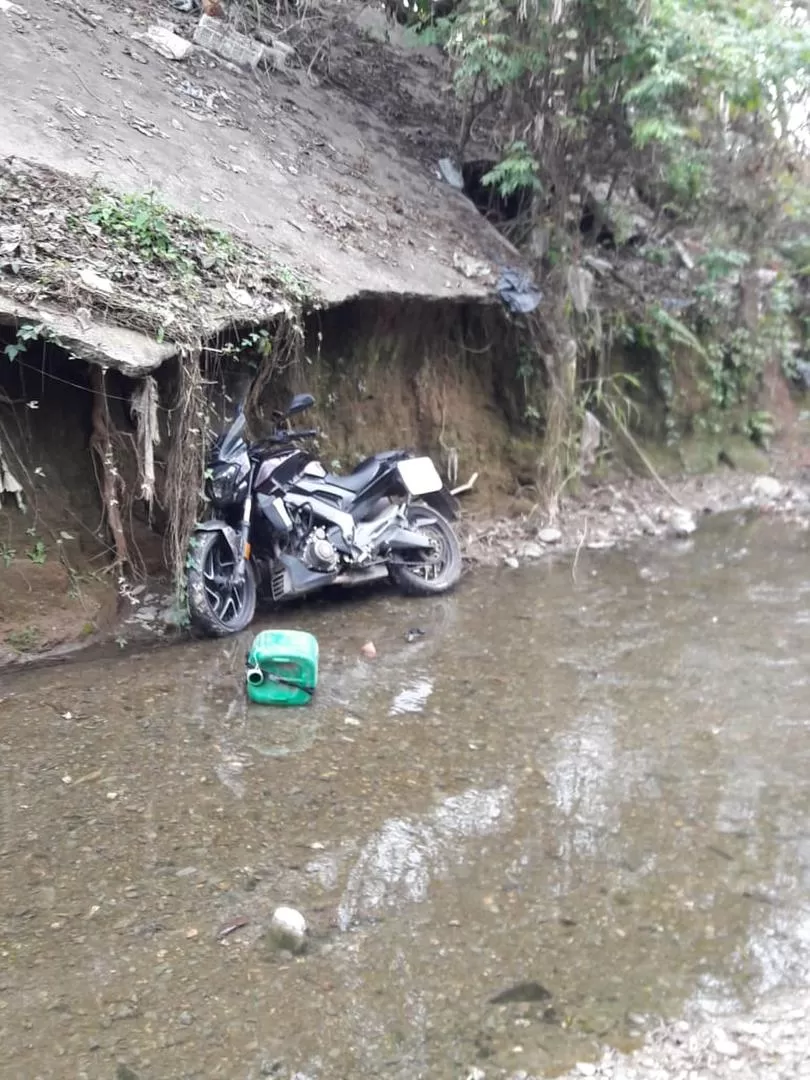 RASTREO. La Policía halló la motocicleta a la par de un canal, en la zona conocida como “Ciudad Oculta”. 