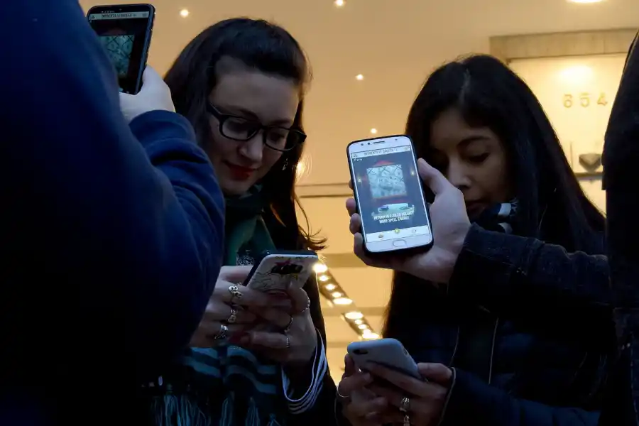 CARGANDO ENERGÍA. En la puerta del edificio de LA GACETA los jugadores pueden recolectar energía para seguir jugando. 