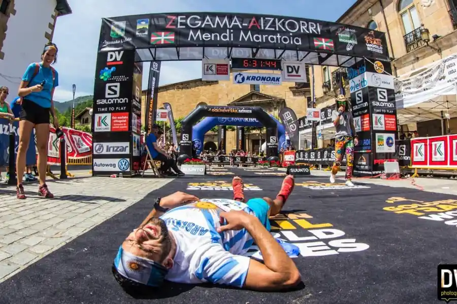 EN SU GLORIA. Bazán, los primeros días de junio, en la línea de llegada a Zegama, una de las carreras del Golden Trail World Series. DW PHOTOGRAPHER