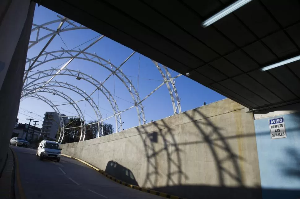 CRUCE SUBTERRÁNEO. El túnel de calle Mendoza tiene 90 metros de largo -160 con las troneras- por 3,5 de ancho; fue inaugurado en junio de 2017. la gaceta / foto de FOTO DE DIEGO ARAOZ (archivo)