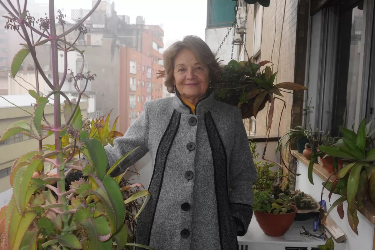 EN SU ELEMENTO. Ana María Molina posa en un balcón repleto de plantas en medio de la ciudad.