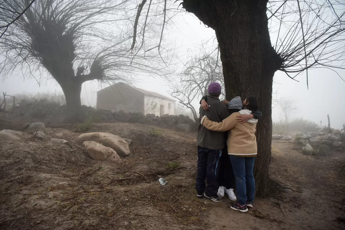 UN ABRAZO LLENO DE AMOR. Pablo abraza a sus padres del corazón luego de que conocieran la decisión judicial; la familia vive en Tafí del Valle.