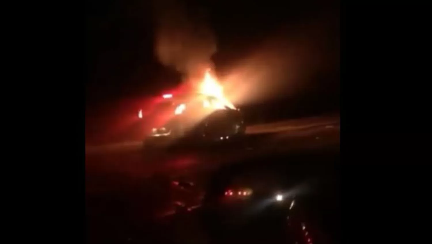 Un auto se prendió fuego tras chocar de frente contra una rastra cañera 