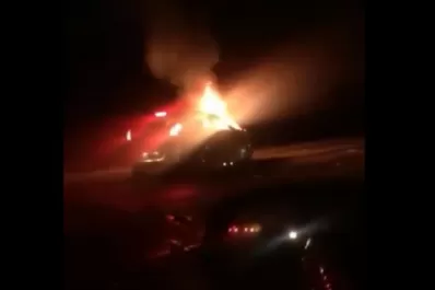 Un auto se prendió fuego tras chocar de frente contra una rastra cañera