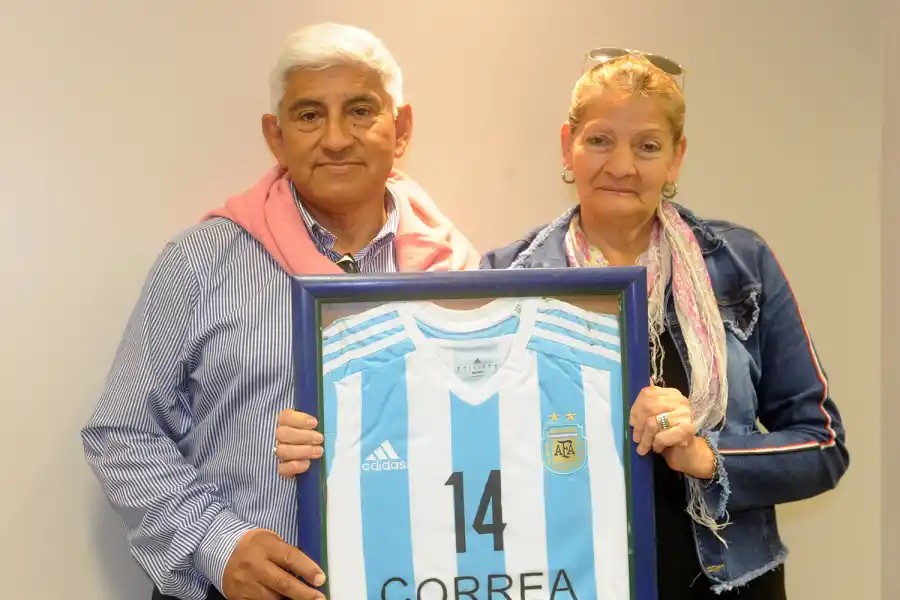 RECONOCIMIENTO. Rocío Correa, surgida de Libertad, regaló al club su camiseta.