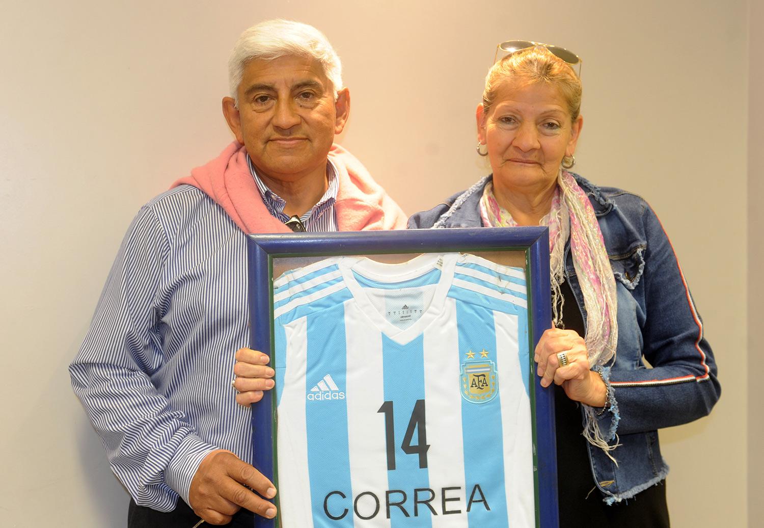 RECONOCIMIENTO. Rocío Correa, surgida de Libertad, regaló al club su camiseta.