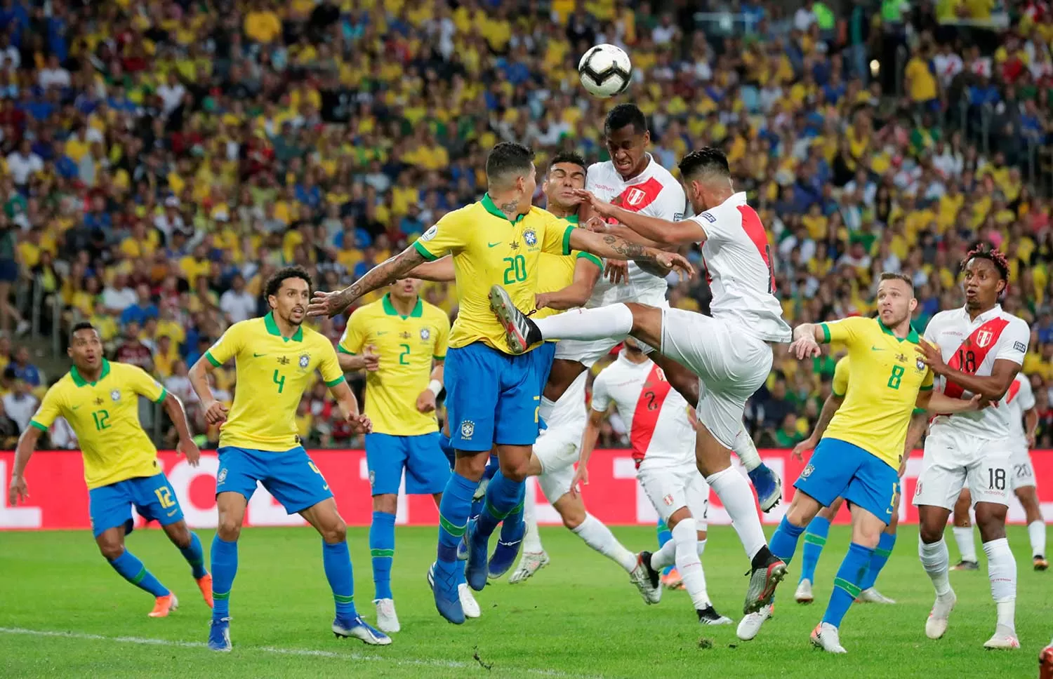 MANO A MANO. Brasil venció a Perú en la final de la Copa América.