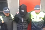 Allanaron una casa en La Bombilla y detuvieron a un joven sospechado de asesinato