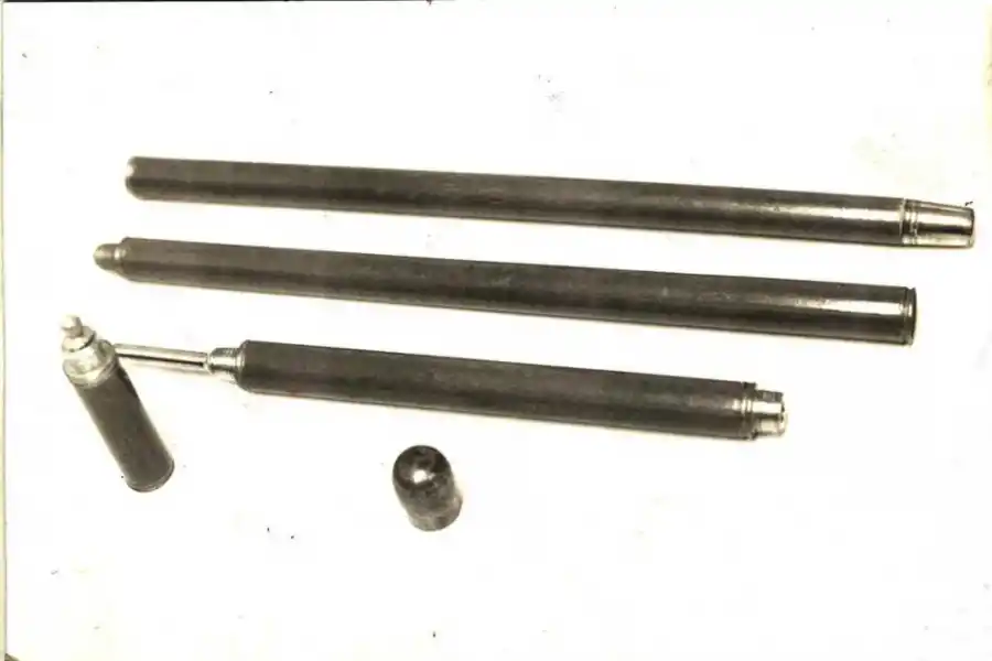 DE AGRIMENSOR. Bastón de Marcelino de la Rosa despiezado. Llevaba tintero, tinta, lapicera y podía guardar un plano enrollado.