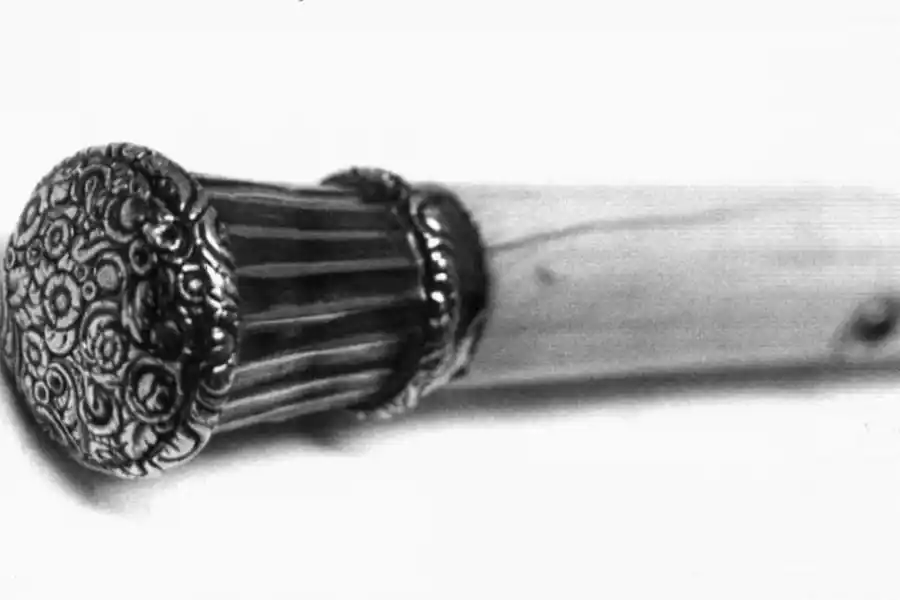 REGALO PRESIDENCIAL. Puño de oro del bastón que Justo José de Urquiza obsequió al tucumano Salustiano Zavalía, en 1854.