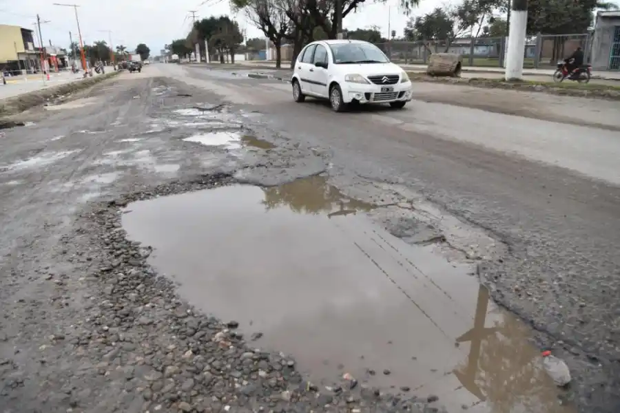 LA 38 y LA 329. Pozos y el mal estado del camino complican la circulación de vehículos en diferentes tramos. la gaceta / fotos de Osvaldo Ripoll