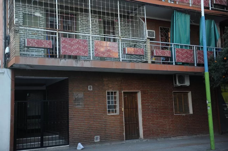 EL LUGAR DEL HALLAZGO. Alfonso vivía en un edificio de La Rioja al 400. la gaceta / foto de hector peralta
