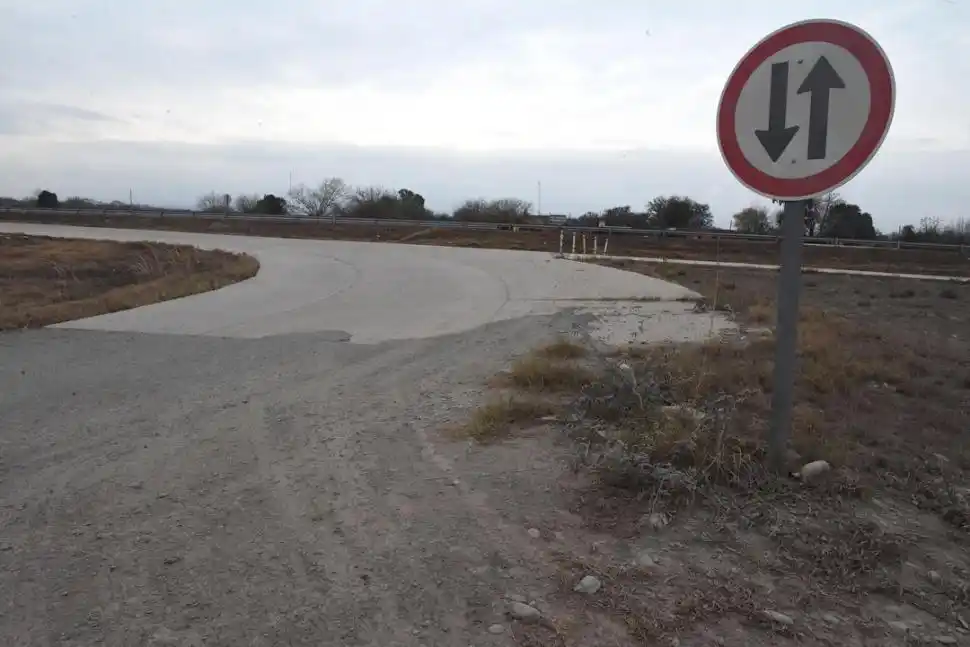ASFALTO Y RIPIO. Varios tramos de los caminos están en malas condiciones. 