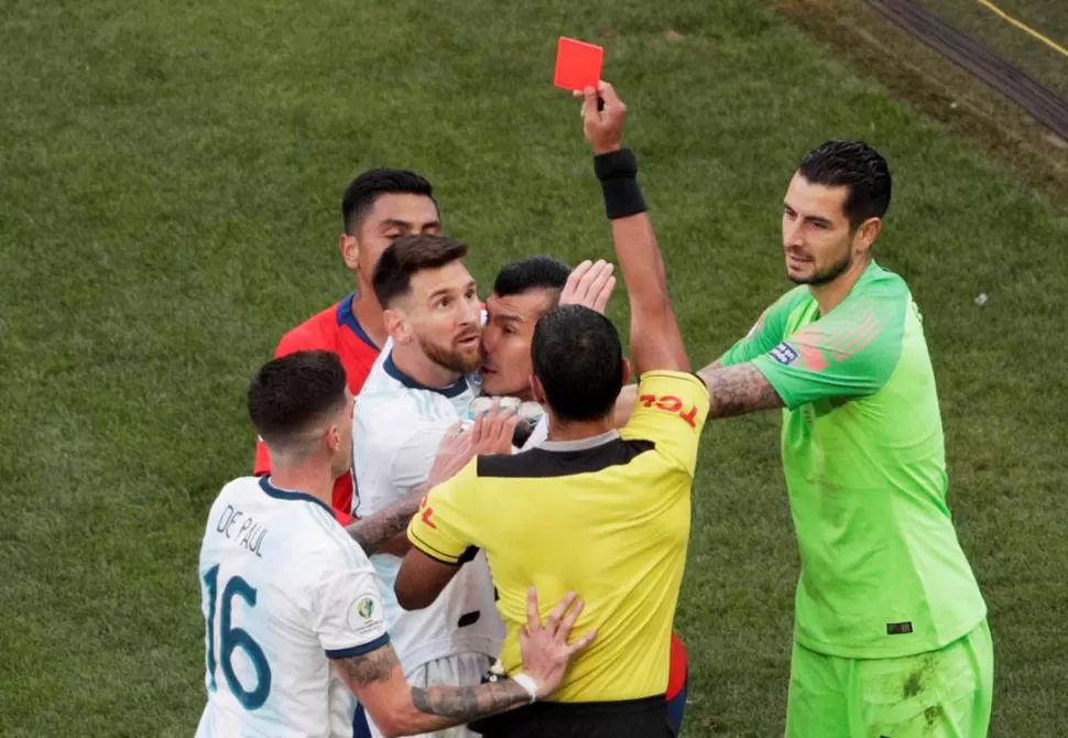 DE NO CREER. Lionel Messi levanta la vista hacia la tarjeta roja que, injustamente, le muestra el paraguayo Díaz de Vivar. Reuters