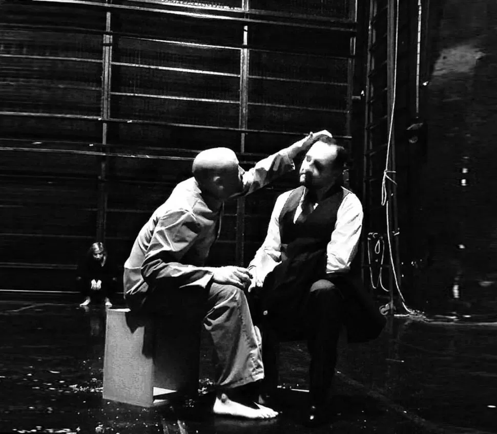 EN CÁRCEL. El criminal y el fiscal, en una escena de “El petiso orejudo”. 