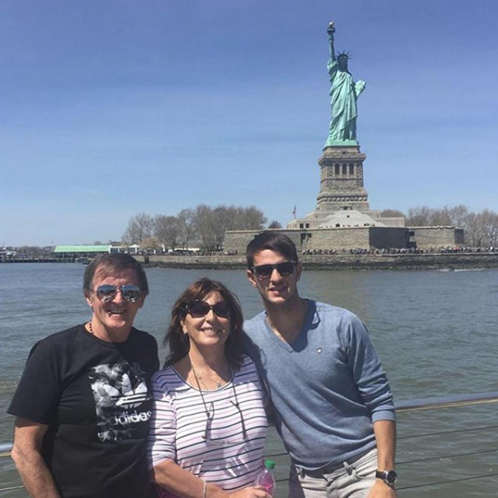 PAPÁ Y MAMÁ. Bravo con sus padres, que lo visitaron en 2016, en la estatua de la Libertad.  