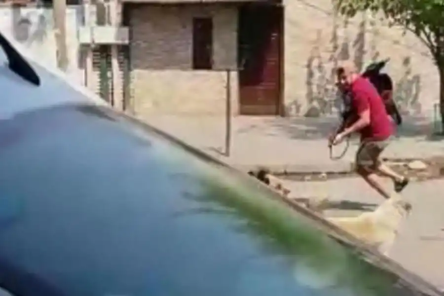 CAPTURADO. Omar “Maxi” Toro filmado con la ametralladora. 